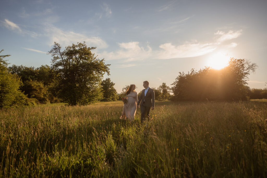 Weitwinkelaufnahme eines Brautpaarshootings in der Natur im Saarland