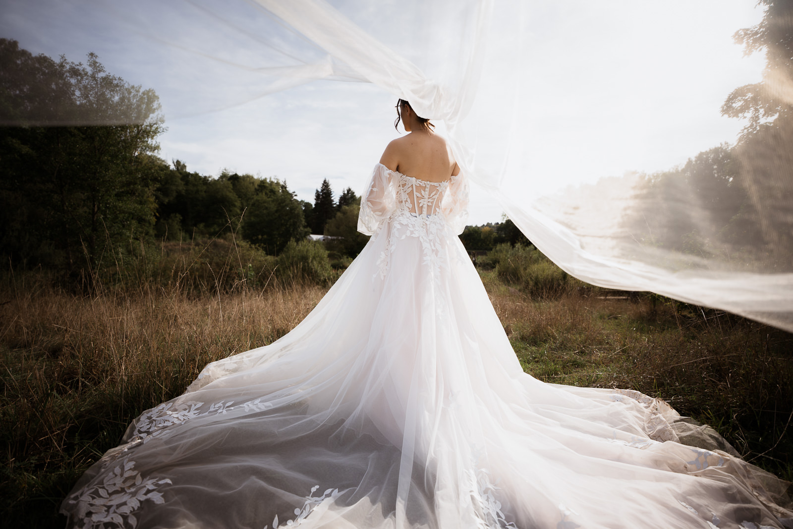 Braut mit langem Schleier im Gegenlicht nach Hochzeit in Neunkirchen