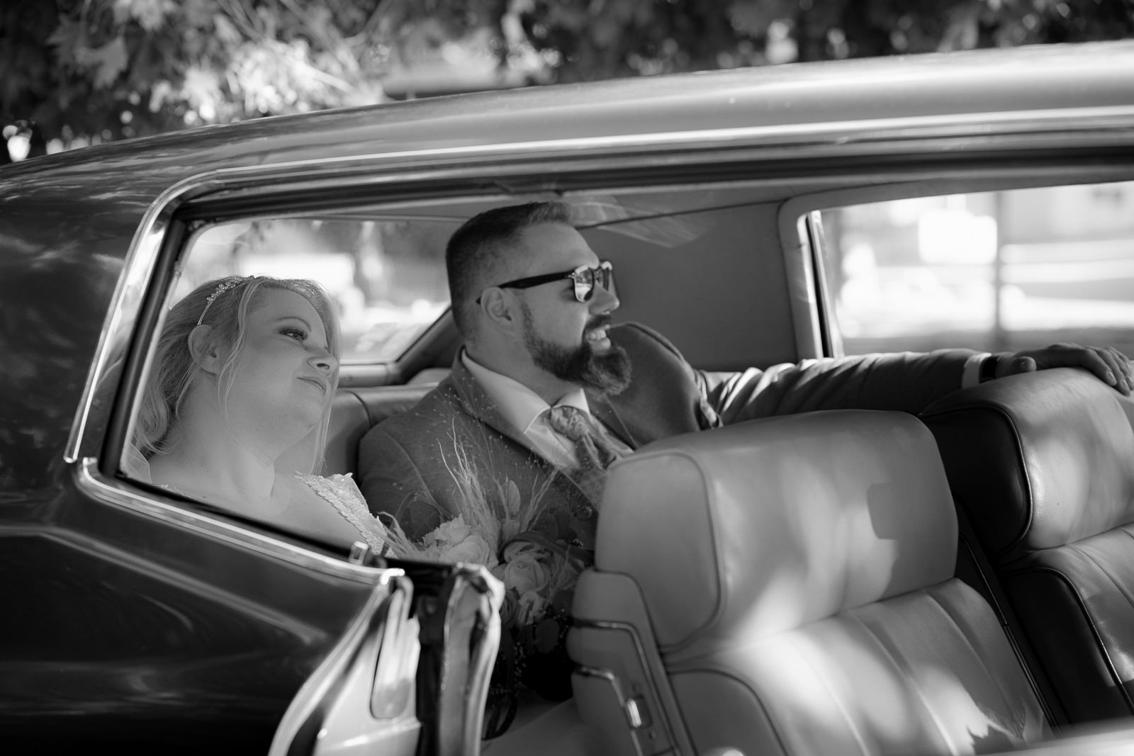Fotograf zeigt Brautpaar im Cadilaac durch die Scheibe fotografiert