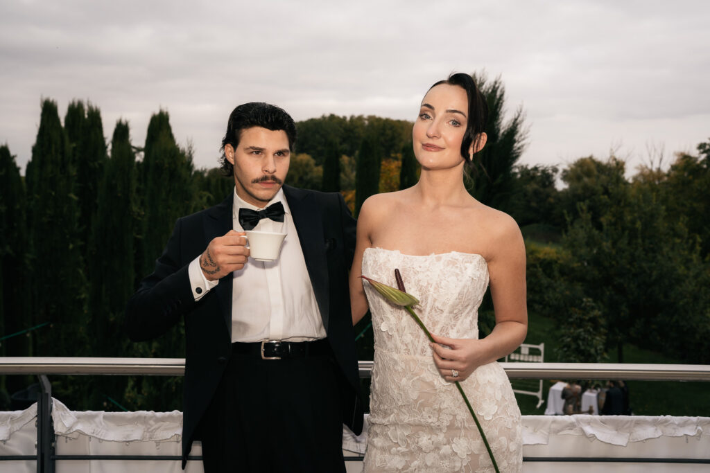 Foto eines Brautpaares im angeblitzten Look