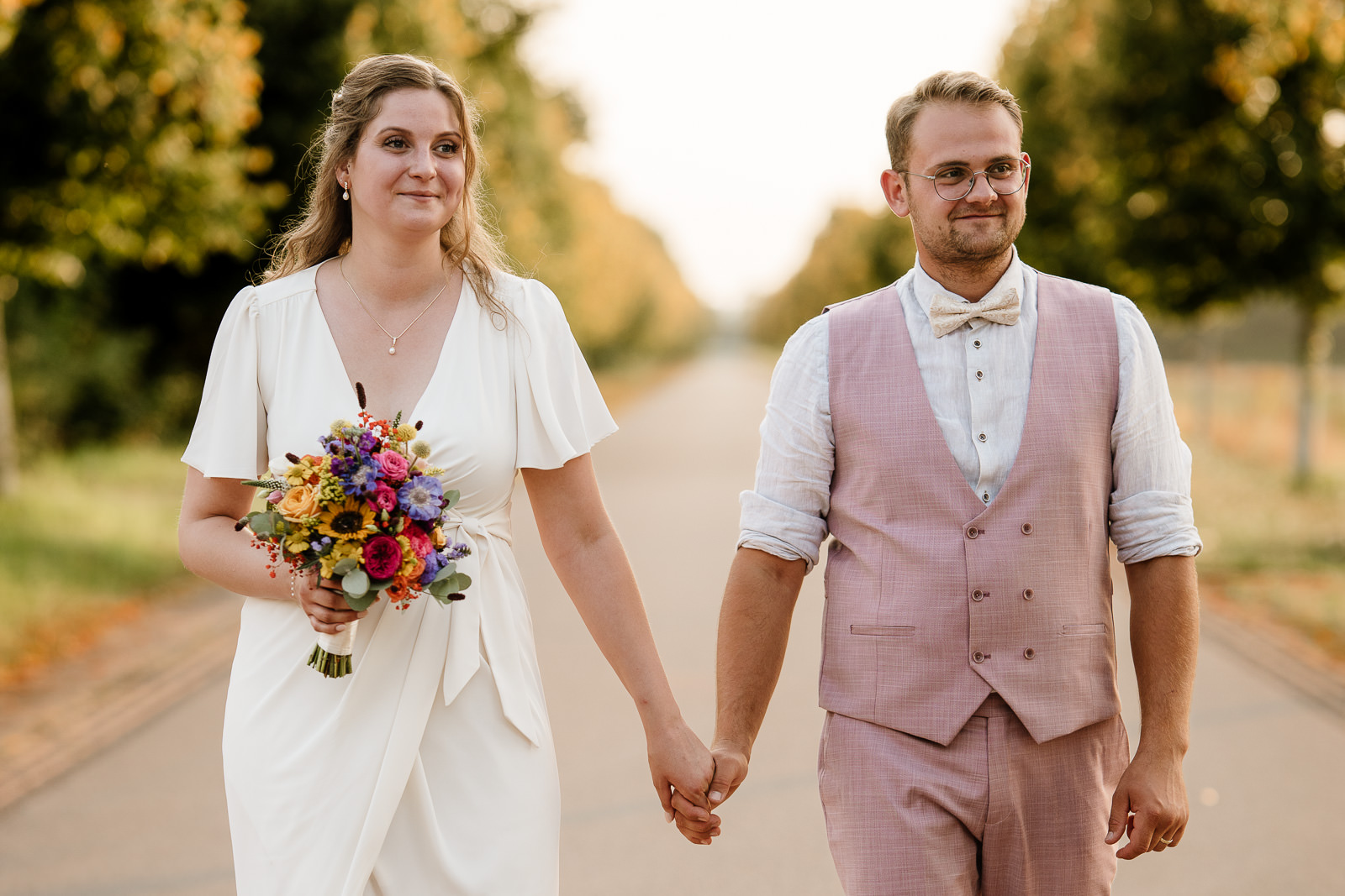 brautpaar läuft auf fotograf zu