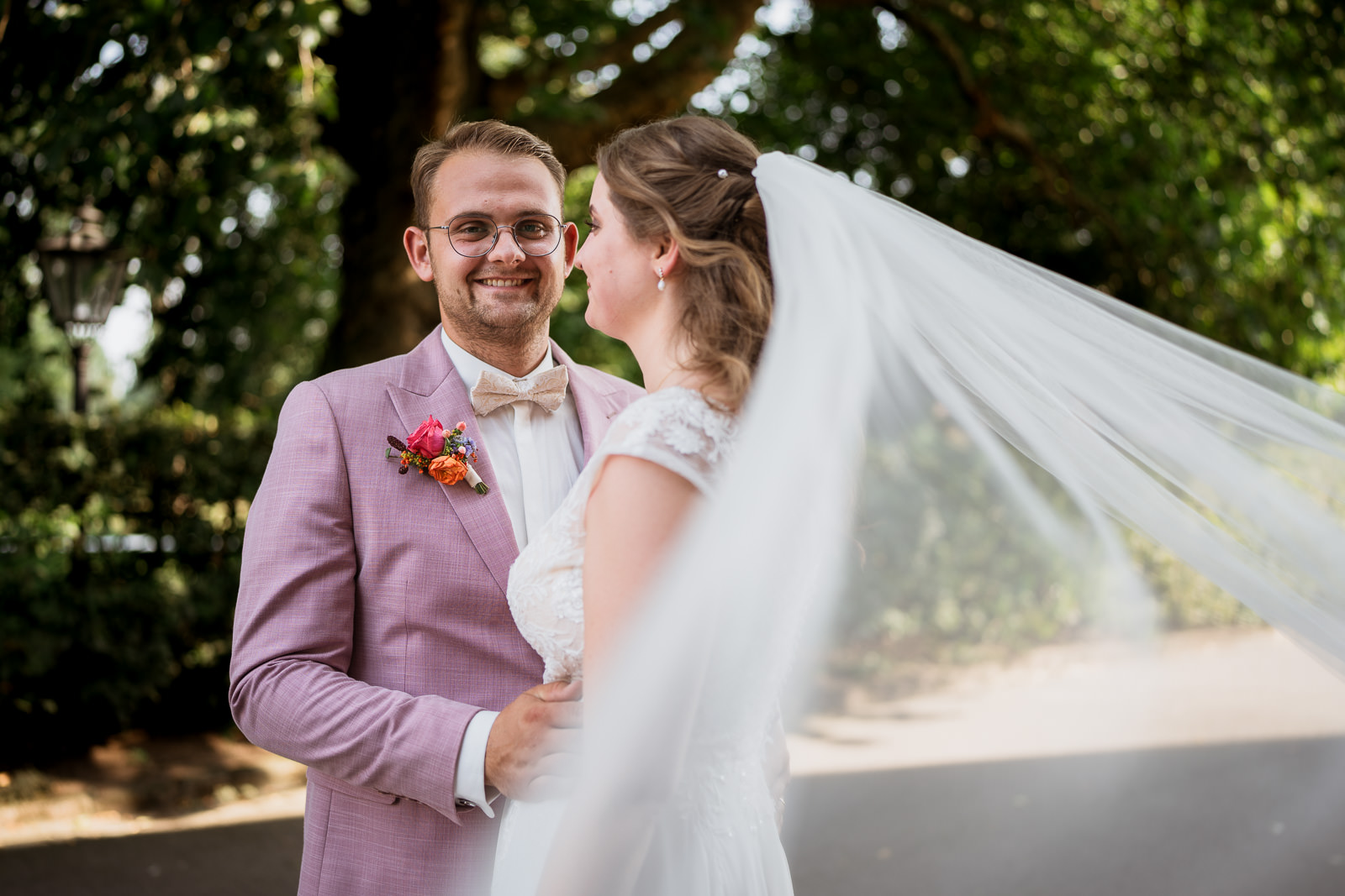 Braut und Bräutigam. Schleier läuft richtung kamera