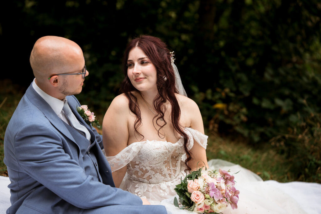Brautpaar auf Picknickdecke