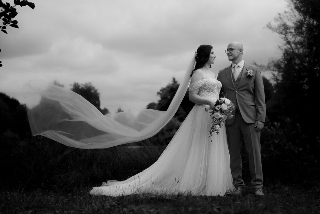 Foto eines fliegenden Schleiers beim Brautpaarshooting im Saarland