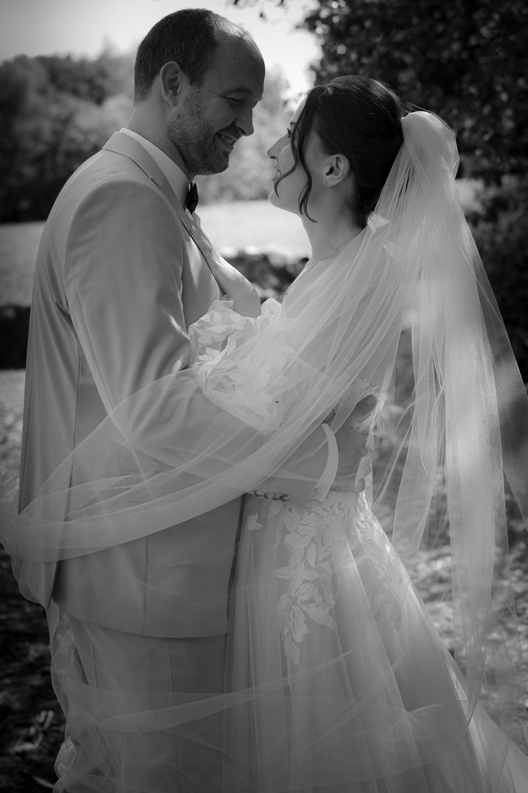 Brautpaar schaut sich an während Brautpaarshooting in Mittagssonne