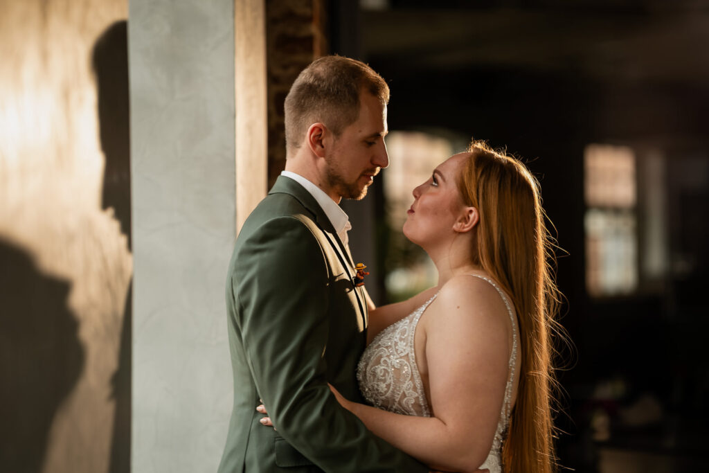 Brautpaar am Fenster schaut sich an
