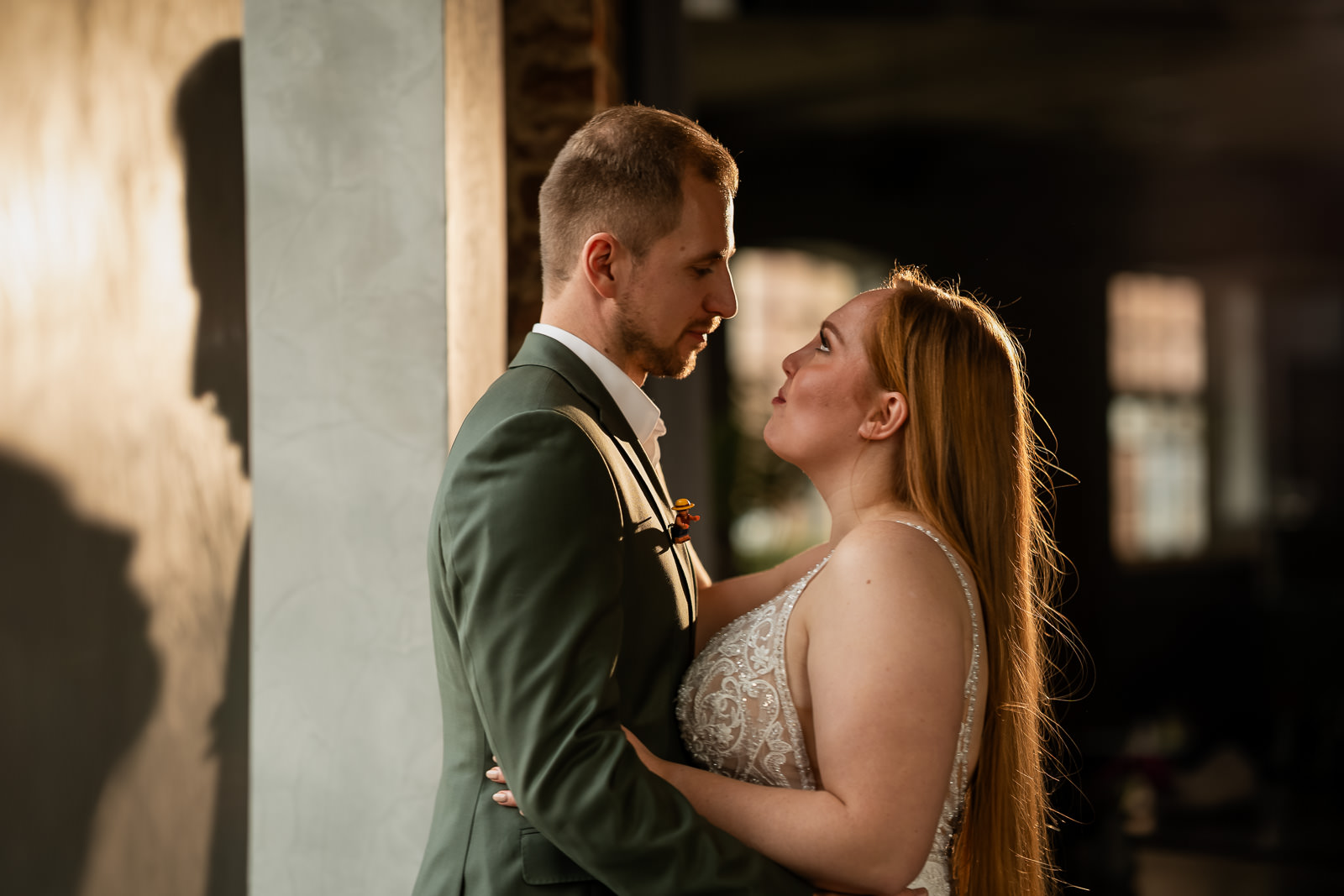 Brautpaar am Fenster schaut sich an