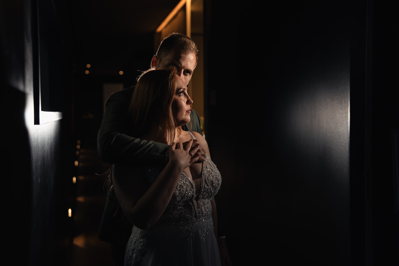 Brautpaar in einem Flur fotografiert mit Blitz