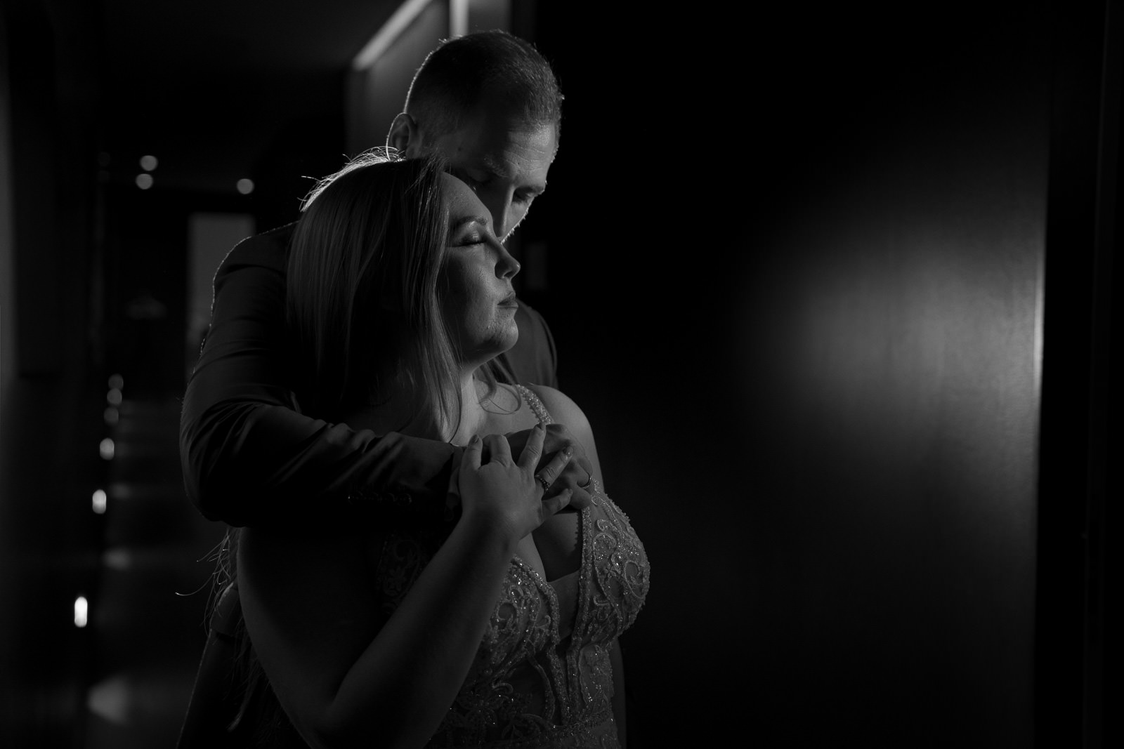 schwarz weiß brautpaarportrait im low key look