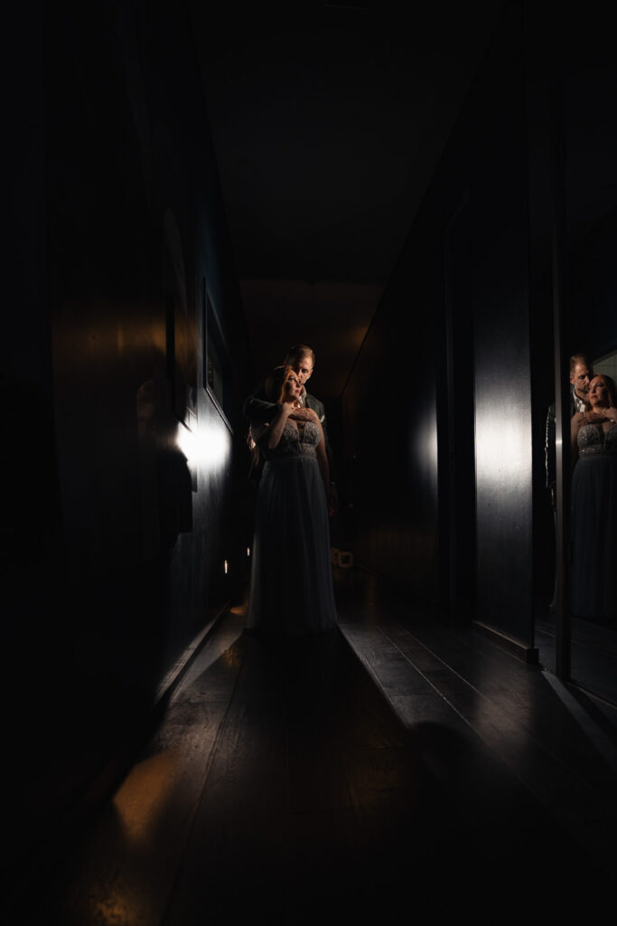 brautpaar spiegelt sich. Low Key Foto mit Blitz