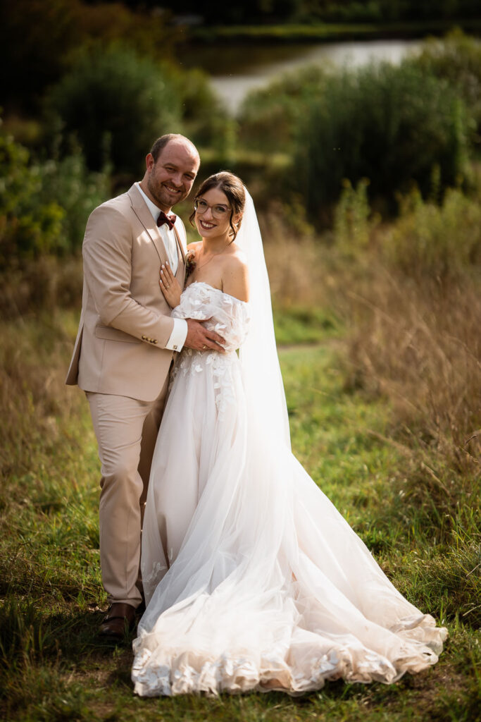 Braut und Bräutigam. Im Hintergrund Weiher