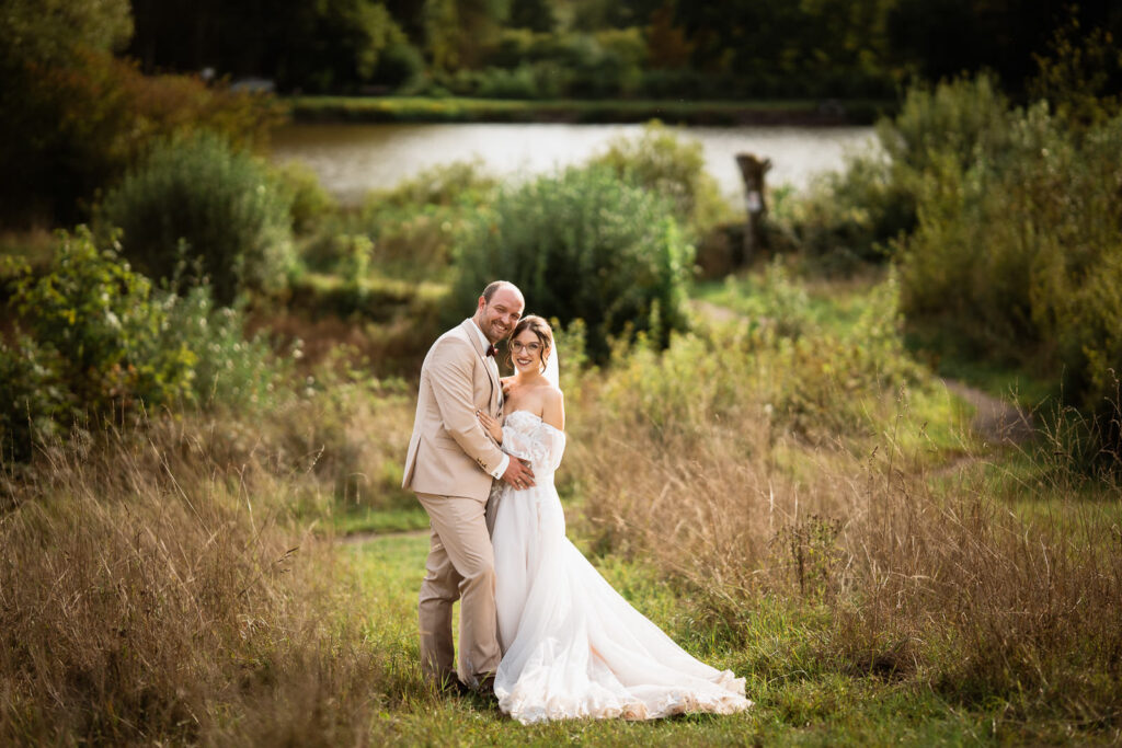 Braut und Bräutigam im Abendlicht im grünen