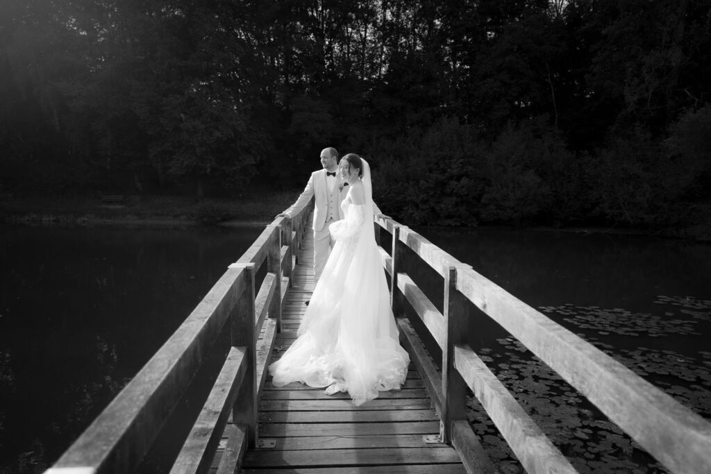 Brautpaar auf einer Brücke