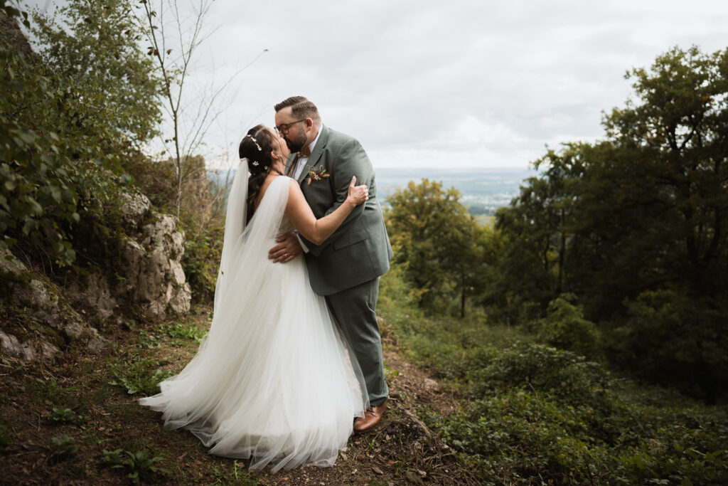 Brautpaar küsst sich am Litermont im Saarland