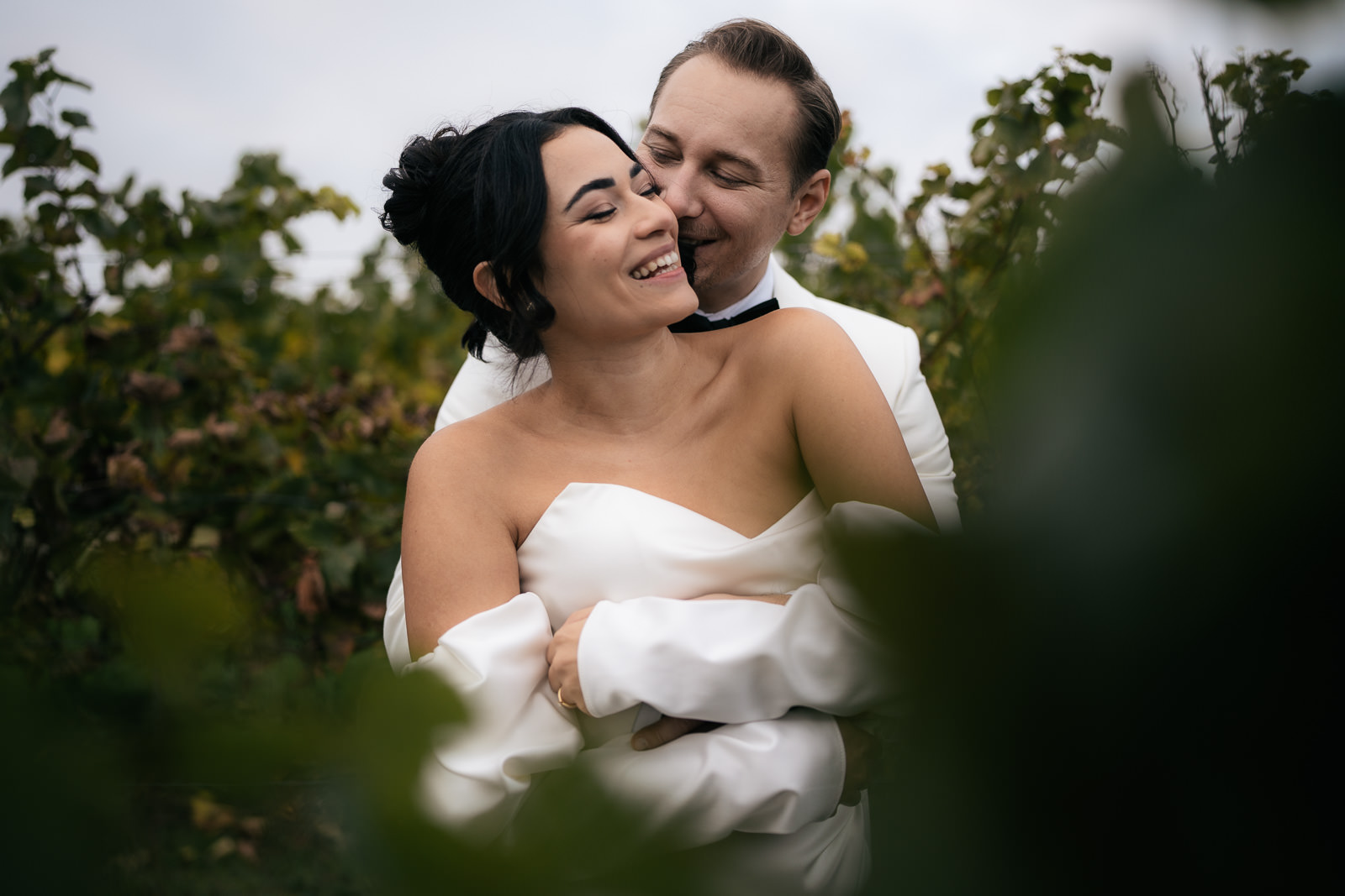 Brautpaar beim lachen im Weinberg