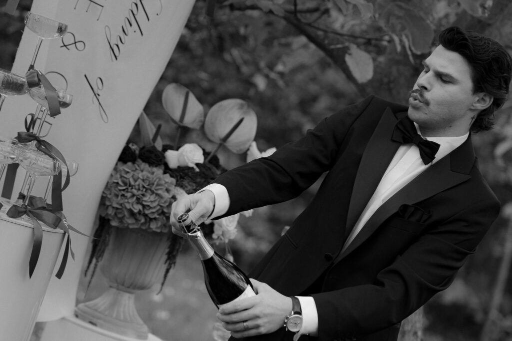 Bräutigam öffnet Sektflasche