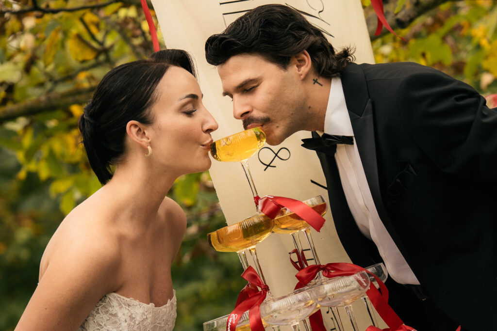 Brautpaar trinkt am Champagner Tower