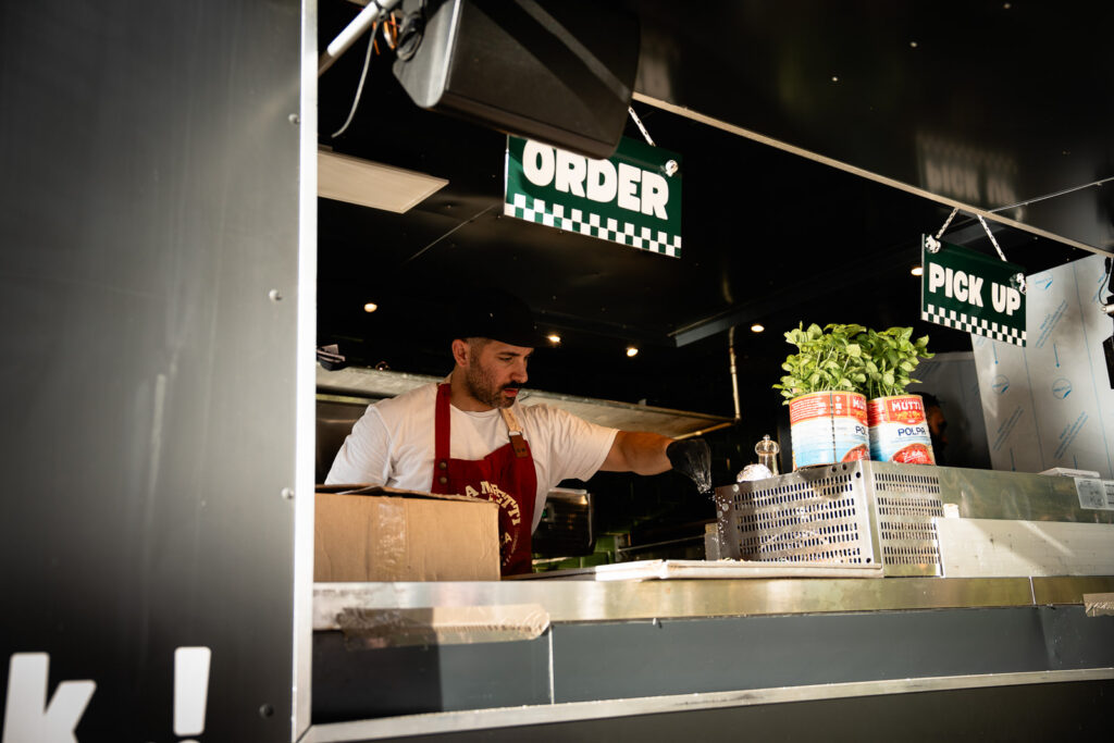 Food Truck an einer Hochzeit in dem gerade etwas zu essen zubereitet wird