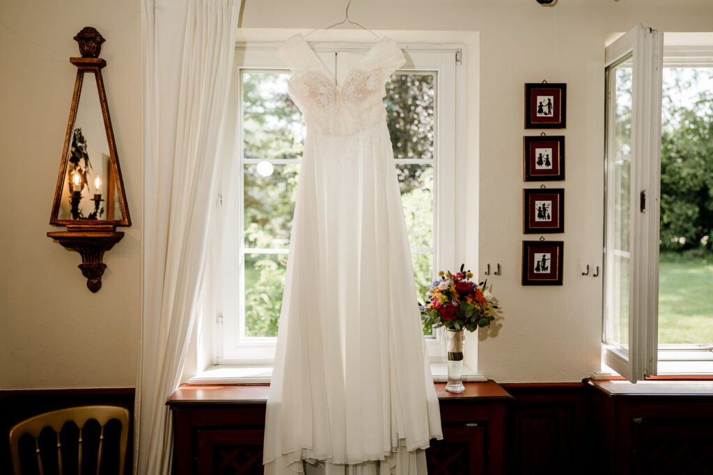 Brautkleid am Fenster des Linsler Hof