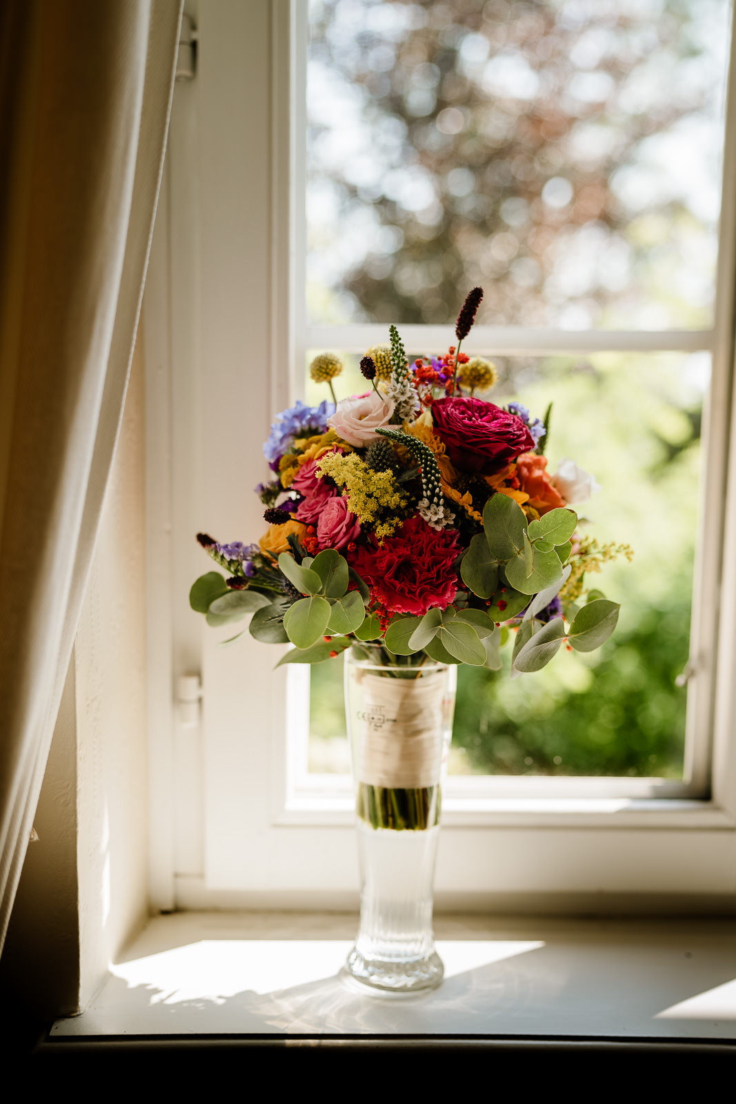 Brautstrauß auf Fensterbank
