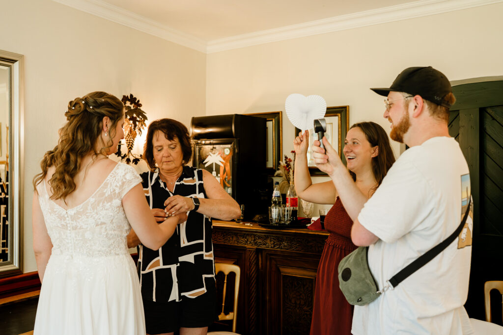 Frau und Mann fächern Braut Luft zu