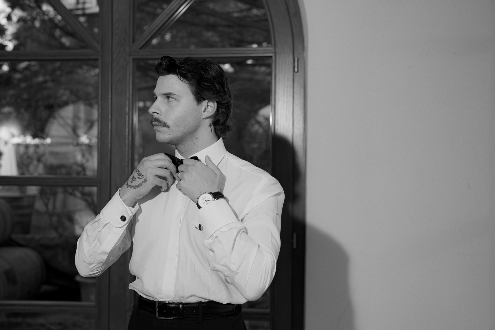 Bräutigam beim getting ready saarland richtet sich seine fliege