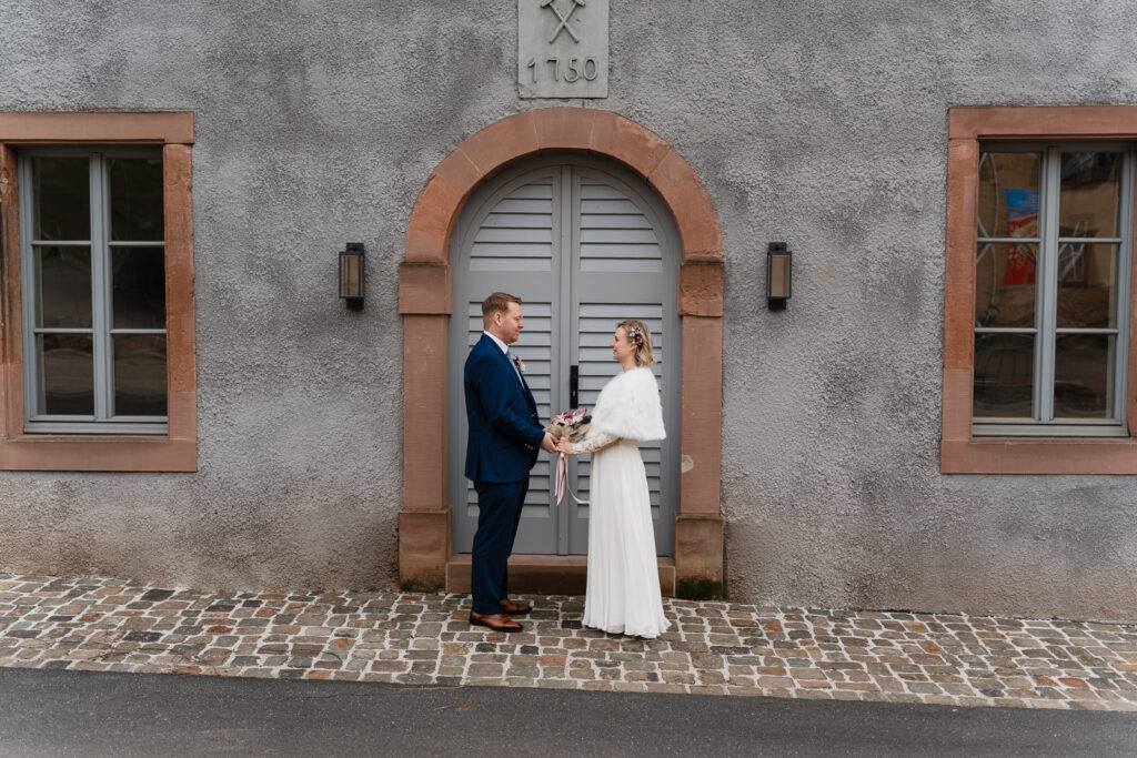 Brautpaar vor Möllerhalle St. Ingbert Saarland