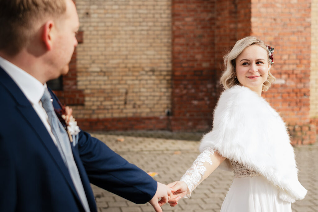 Brautpaar im Saarland hält sich beim Shooting an der Hand
