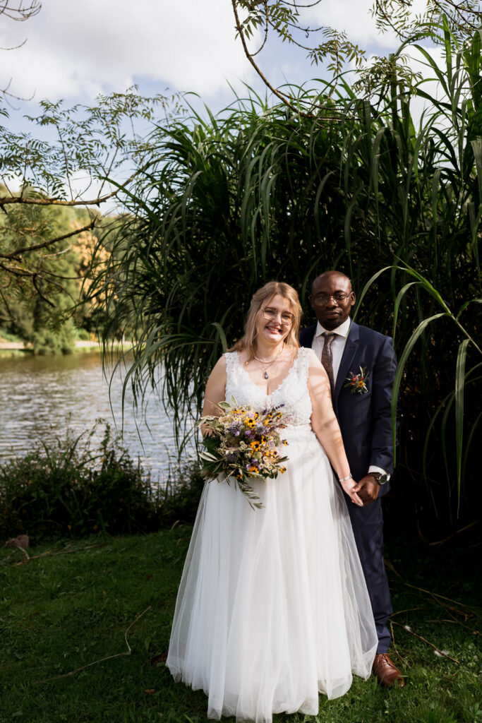 Brautpaarfoto vor dem Deutschmühlenweiher im DFG Saarland