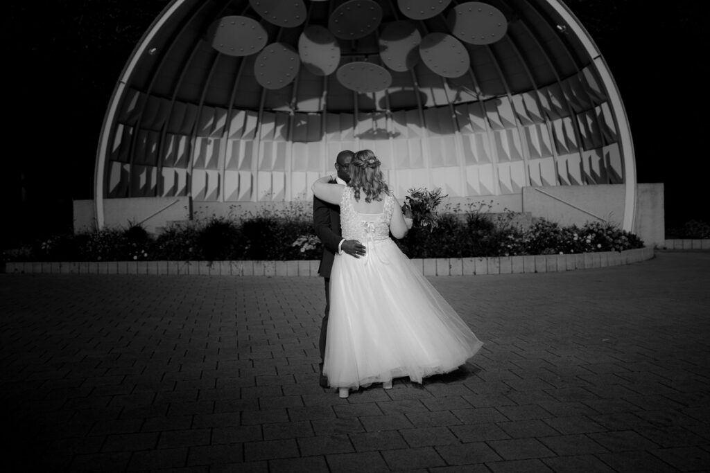 Brautpaar tanzt an der Muschel im DFG Saarbruecken
