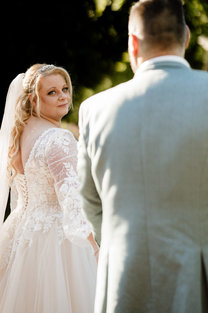 Braut schaut zu Bräutigam