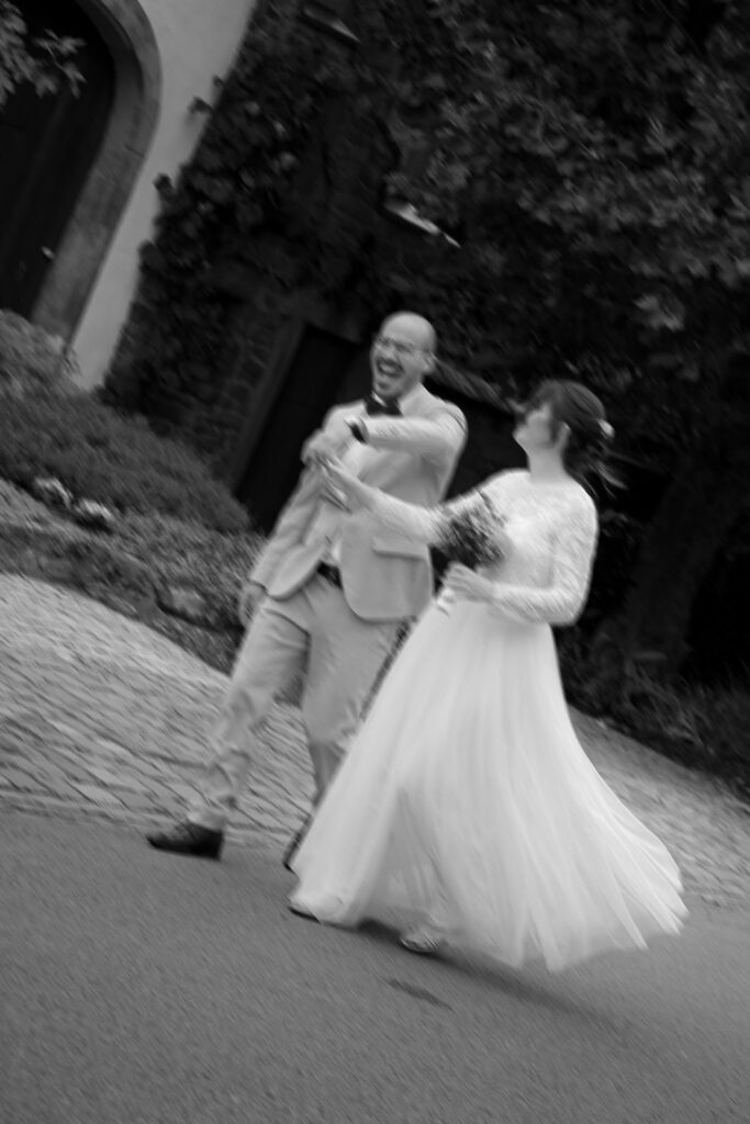 Brautpaar läuft gemeinsam