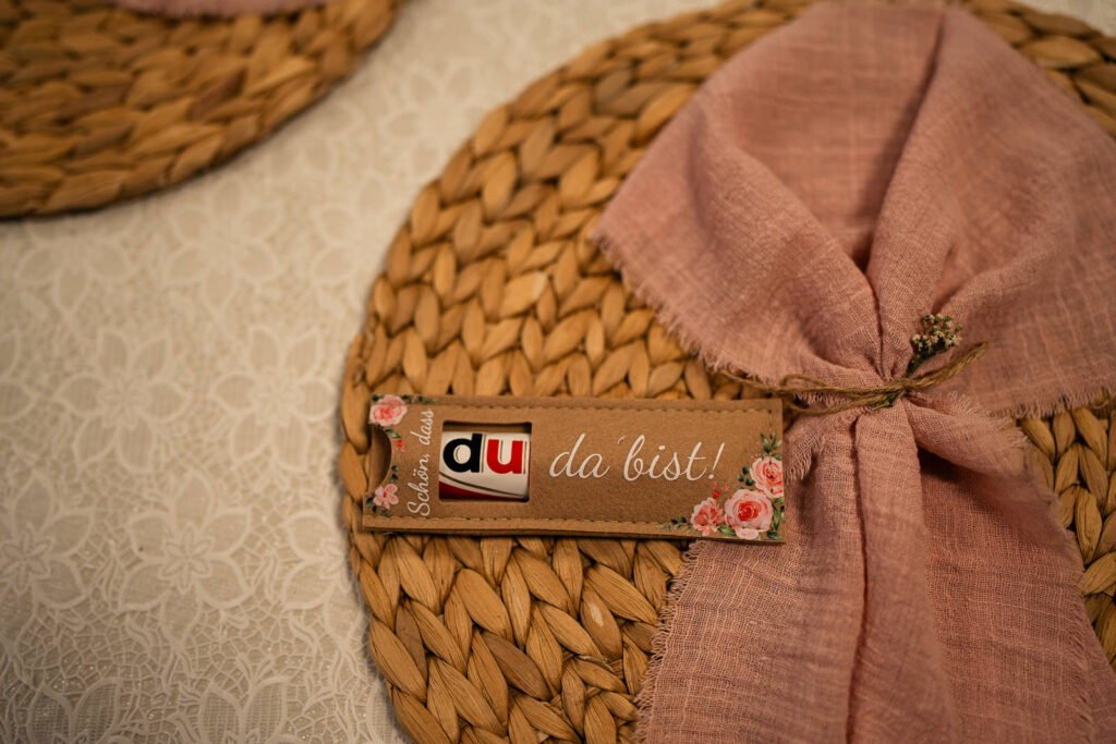 Dekoration eines Platzsets auf einer Hochzeit mit einem Duplo und den Worten Du bist toll