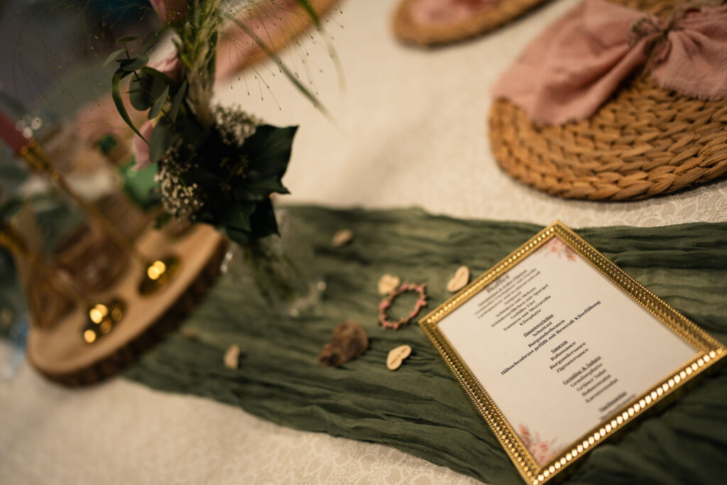 Dekoration des Tisches an einer Hochzeit im Saarland