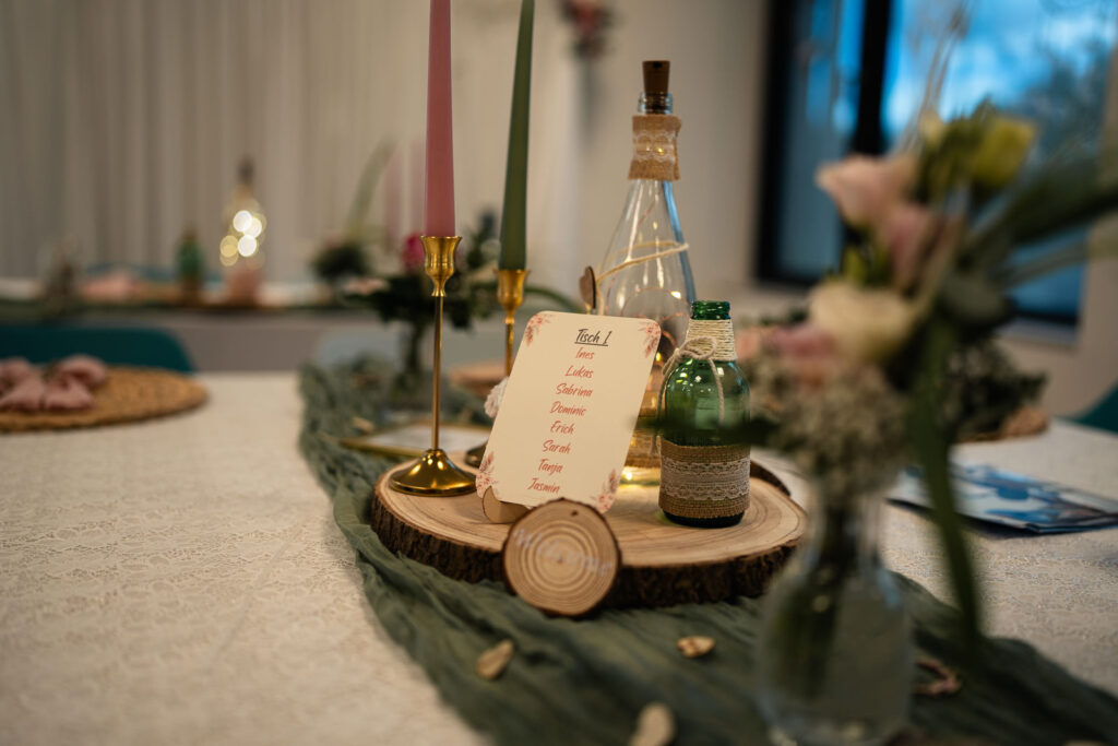 Hochzeitsdeko auf einem Tisch