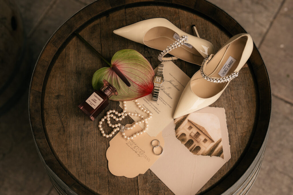 Detailaufnahme von Brautschuhen, Schmuck, Papeterie und Parfum