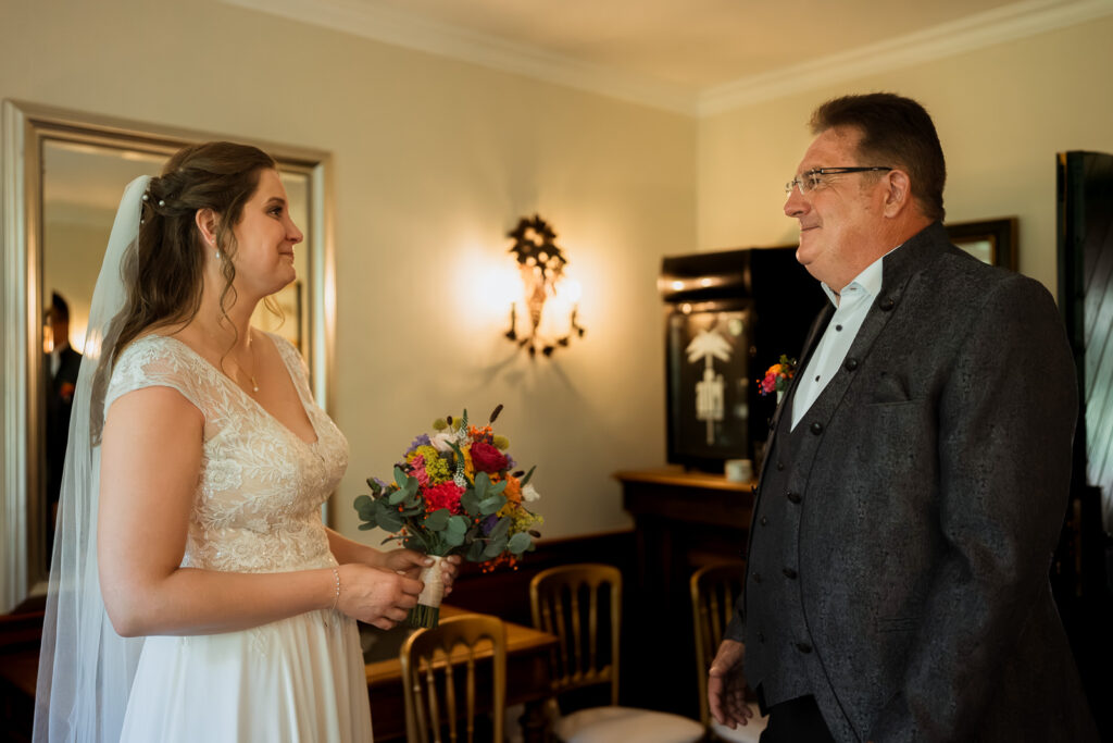 Braut trifft auf ihren Vater