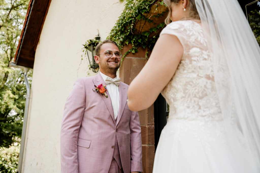 Bräutigam sieht seine Braut an