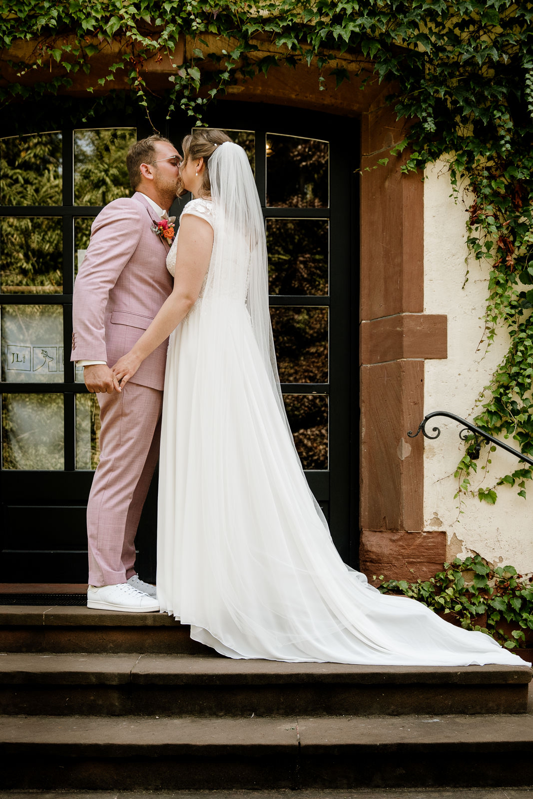 Braut und Bräutigam küssen sich