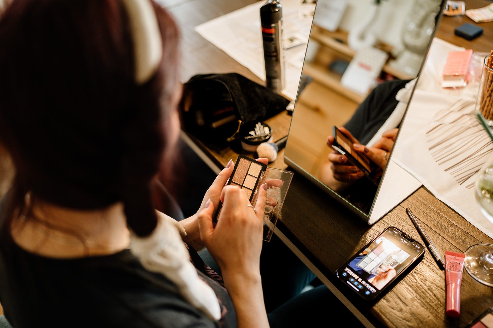 Braut schminkt sich beim Getting Ready