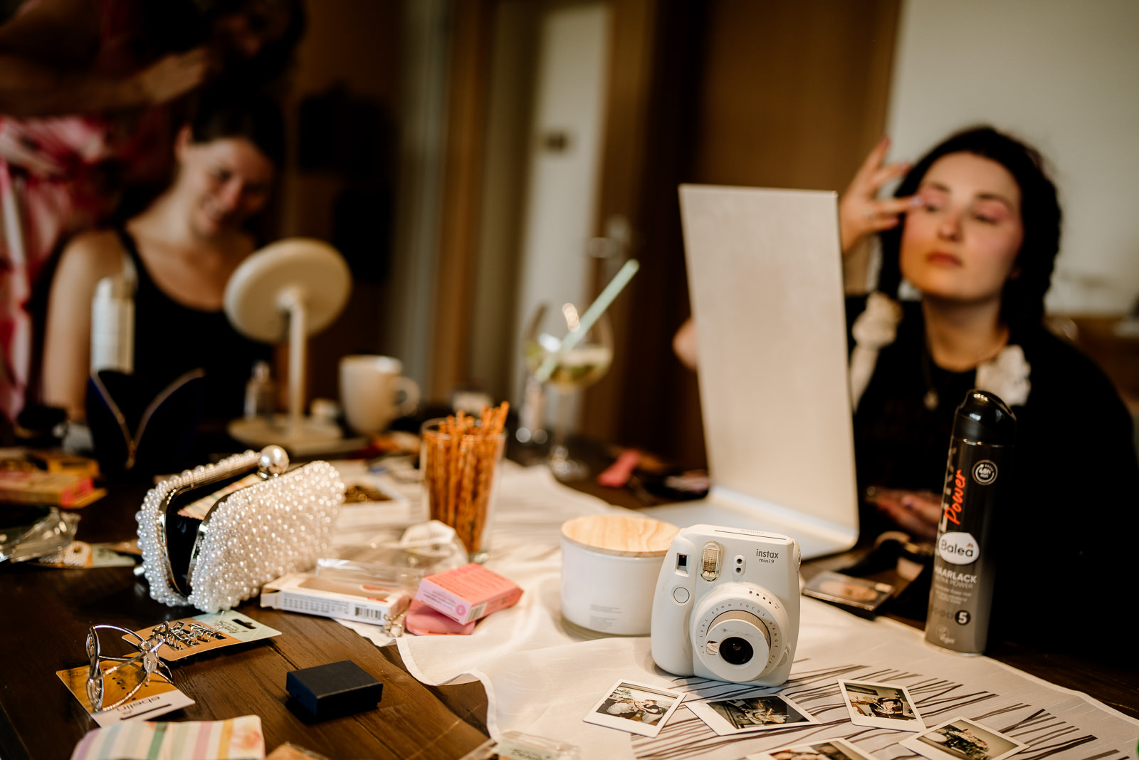 Braut und ihre Schwester beim Getting Ready einer Hochzeitsreportage in Zweibrücken