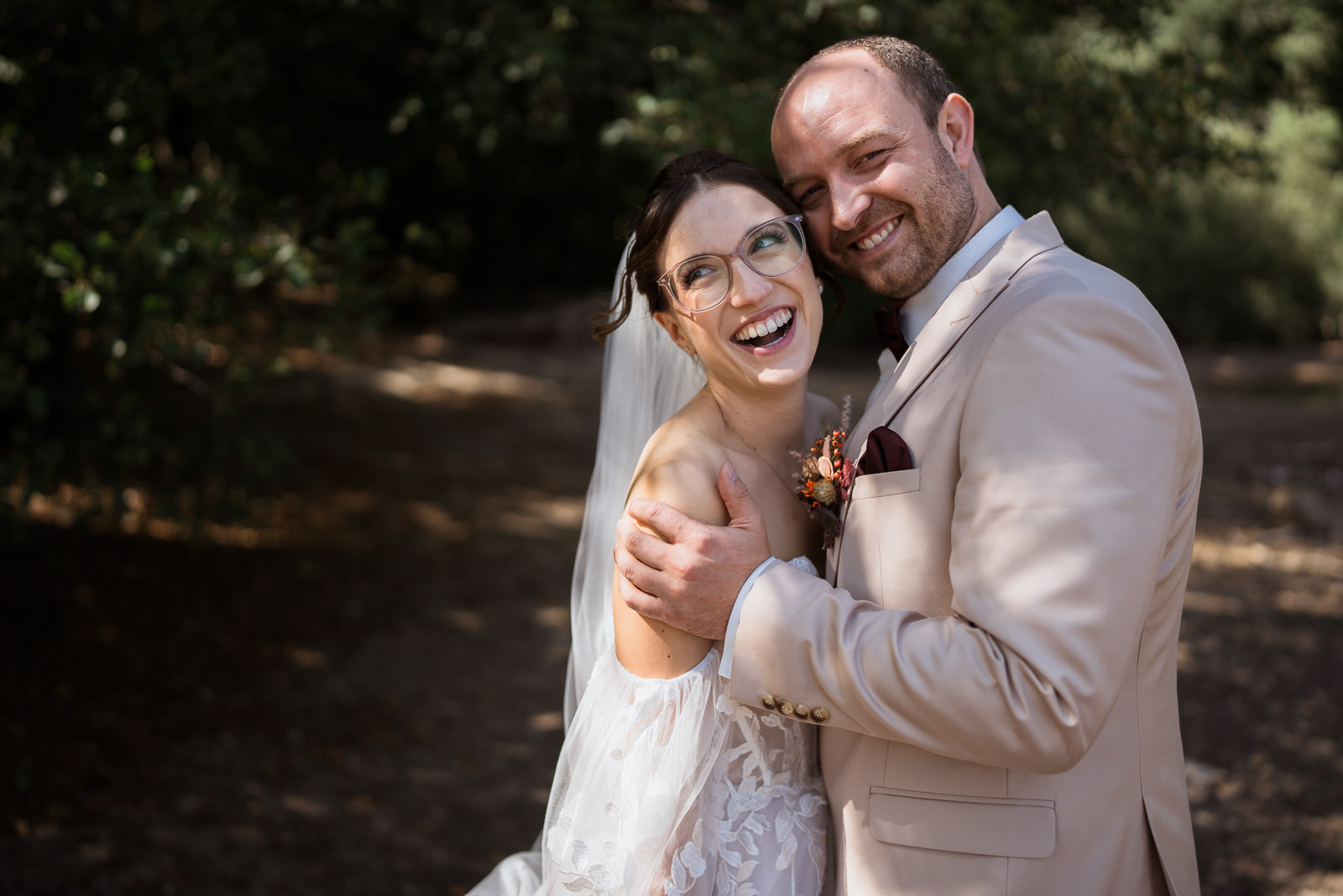 Brautpaar am Itzenplitzer Weiher, beide blicken seitlich am Fotografen vorbei