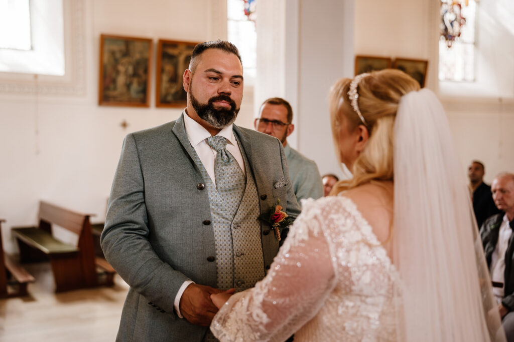 Bräutigam hält Eheversprechen