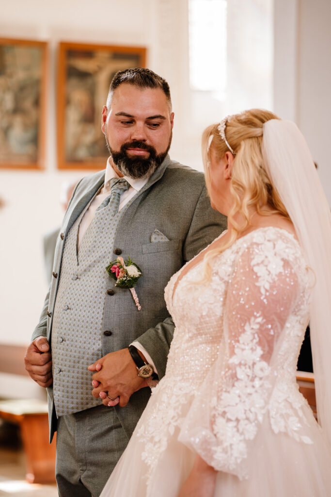 Braut und Bräutigam in Kirche