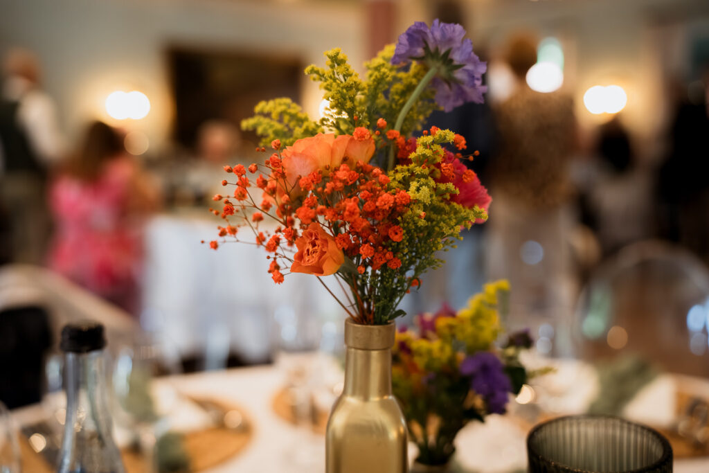 Dekorierter Tisch am Linsler Hof mit spätsommerlichen Blumen