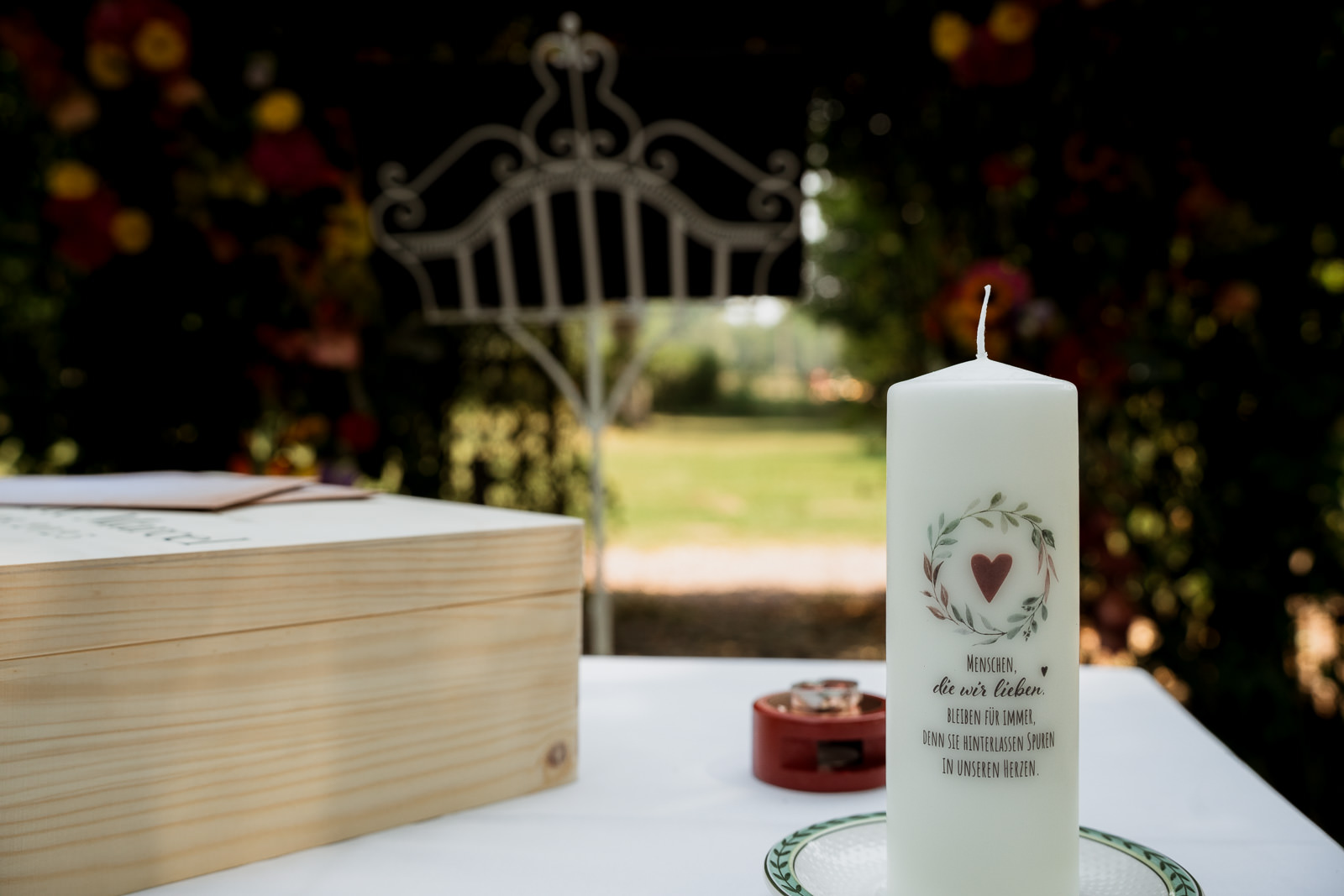 Kerze, die auf dem Text den verstorbenen gedenkt, die an dieser Hochzeit nicht dabei sein können