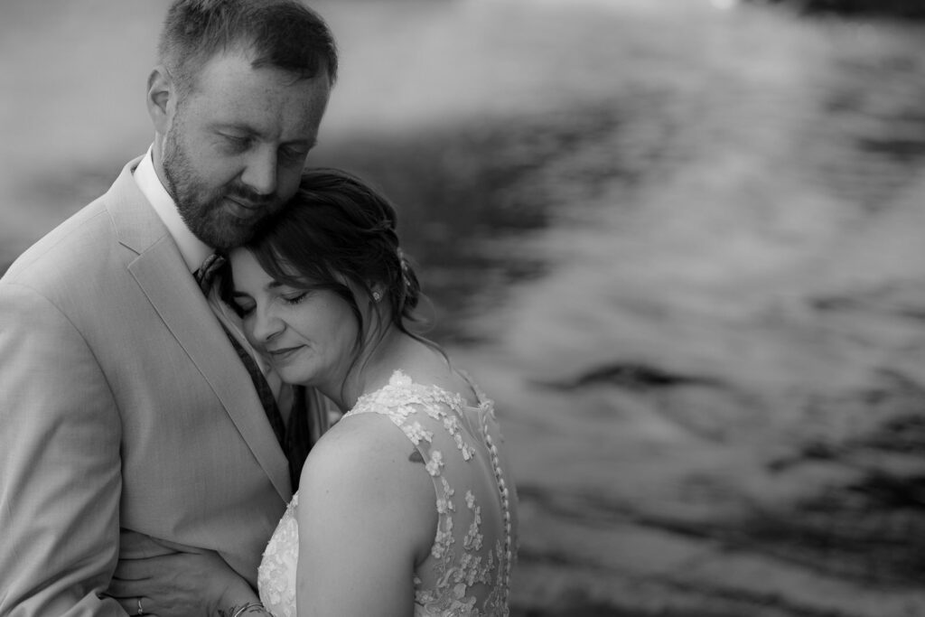 Brautpaarportrait am Wasser