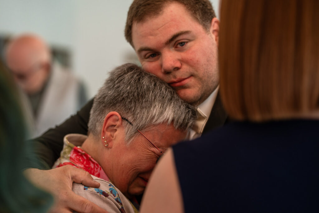 Bräutigam umarmt seine weinende Mutter