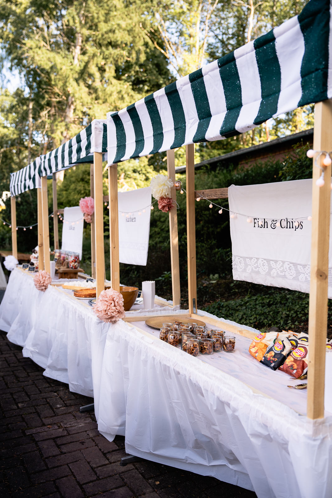 Marktstände an einer Hochzeit mit essen.