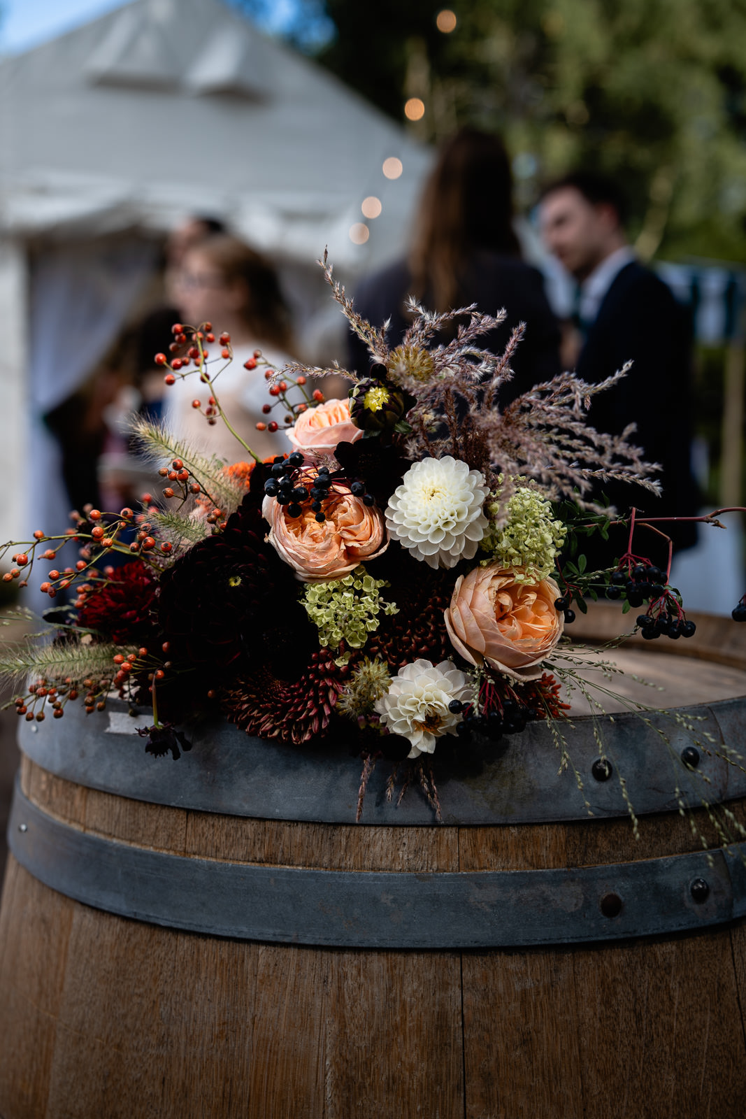 Brautstrauß auf einem Fass